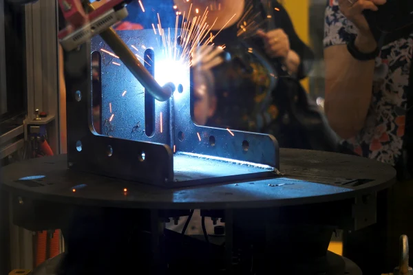 Kaynak masası sistemleri ile üretimde hassasiyet ve verimliliği artırın. Robotik entegrasyon ve kalite kontrol ile hatasız üretim sağlayın.