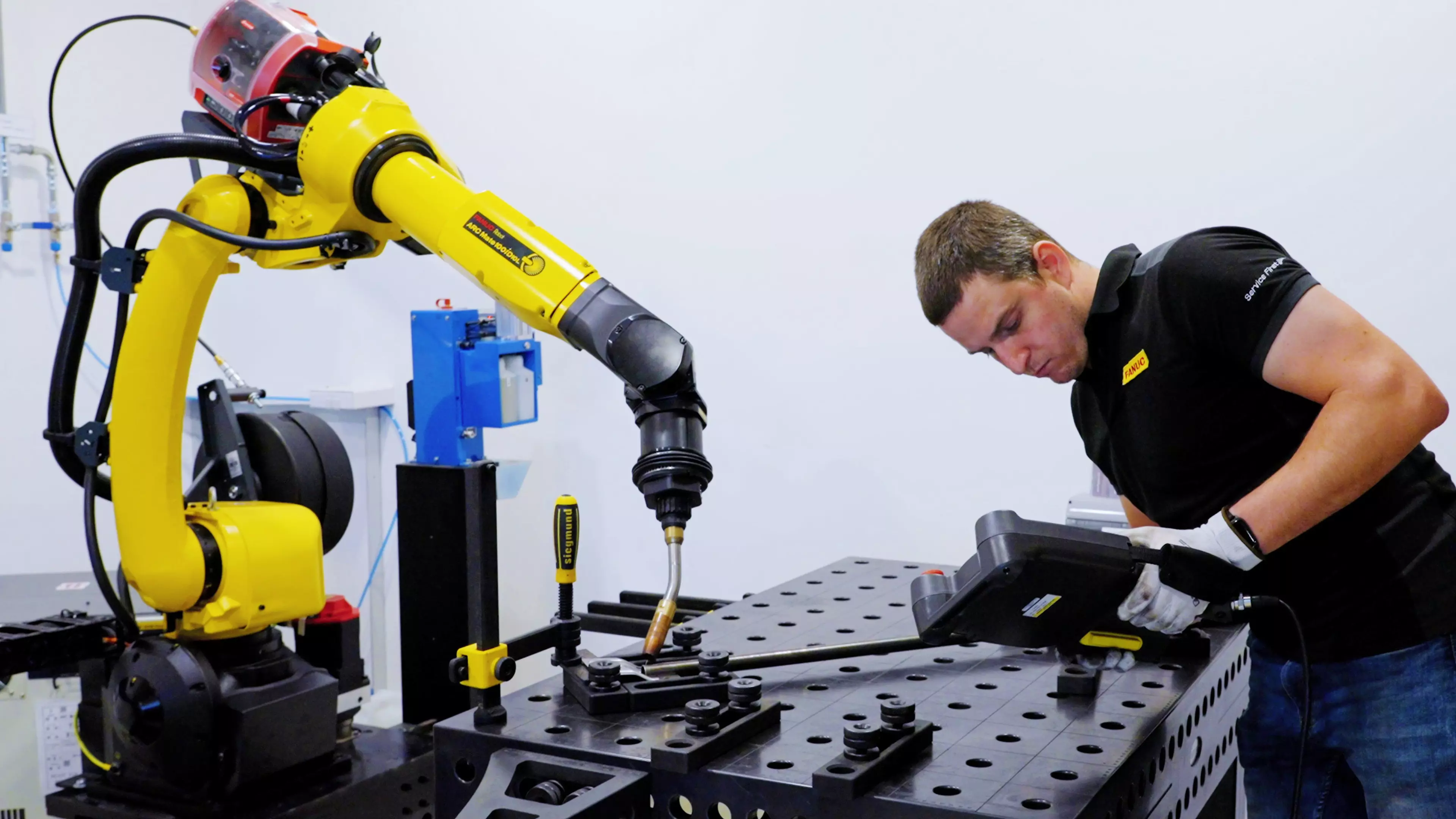 FANUC robotlu MIG MAG kaynak hücresi kurulumu