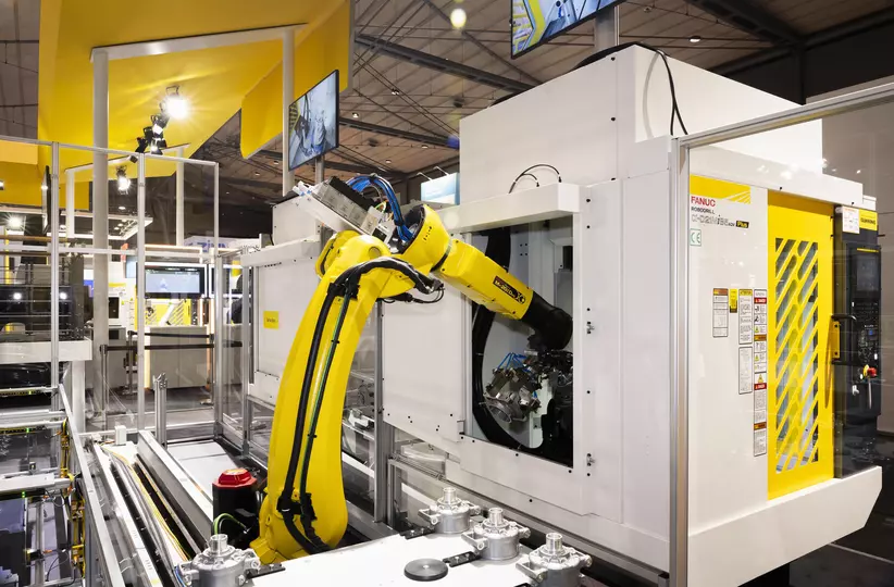 FANUC robot ile CNC tezgâh besleme otomasyonu